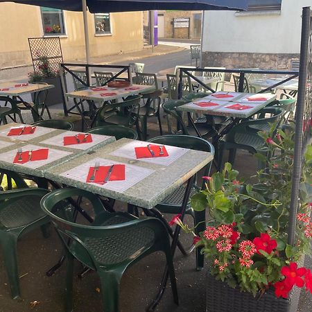 Logis Hotel Restaurant Cazes Arazat Laissac Bagian luar foto