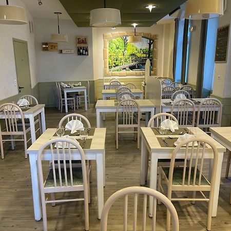 Logis Hotel Restaurant Cazes Arazat Laissac Bagian luar foto