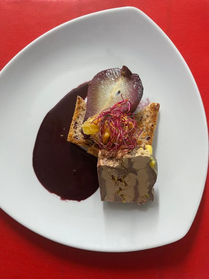 Logis Hotel Restaurant Cazes Arazat Laissac Bagian luar foto