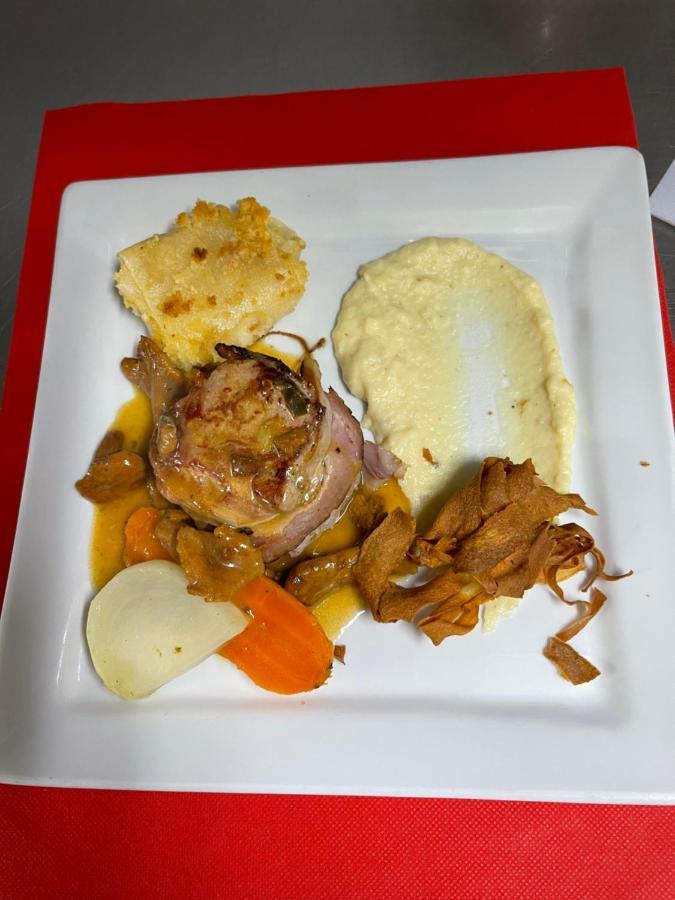 Logis Hotel Restaurant Cazes Arazat Laissac Bagian luar foto