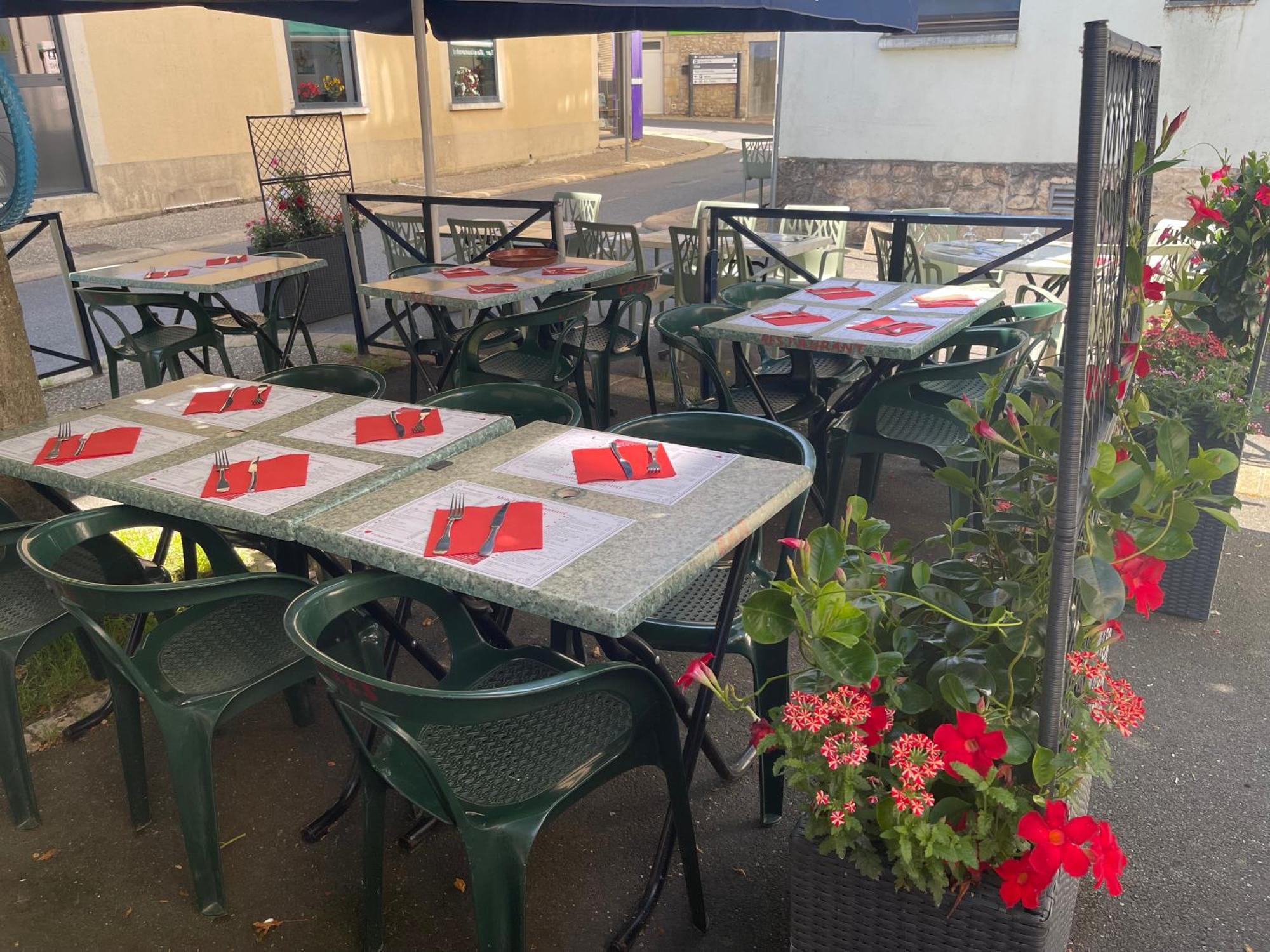 Logis Hotel Restaurant Cazes Arazat Laissac Bagian luar foto