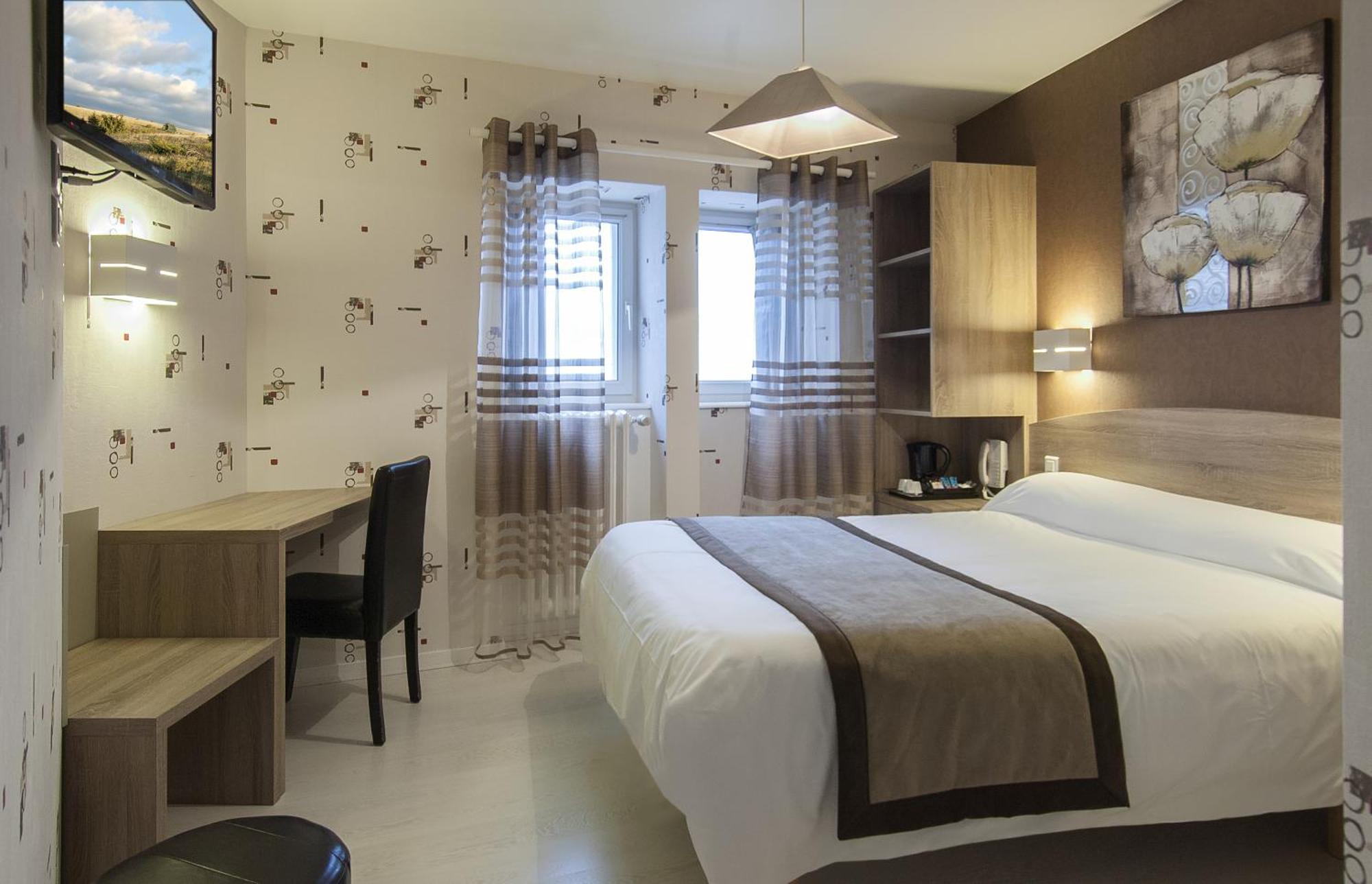 Logis Hotel Restaurant Cazes Arazat Laissac Bagian luar foto