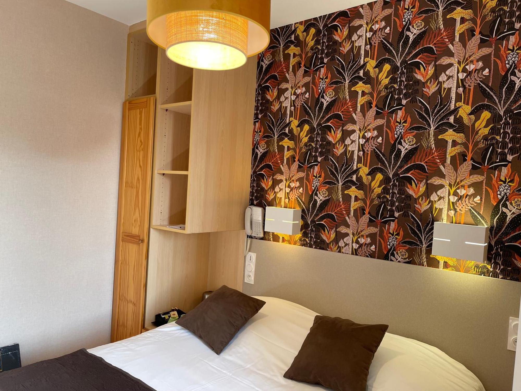 Logis Hotel Restaurant Cazes Arazat Laissac Bagian luar foto