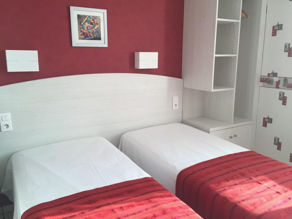 Logis Hotel Restaurant Cazes Arazat Laissac Bagian luar foto