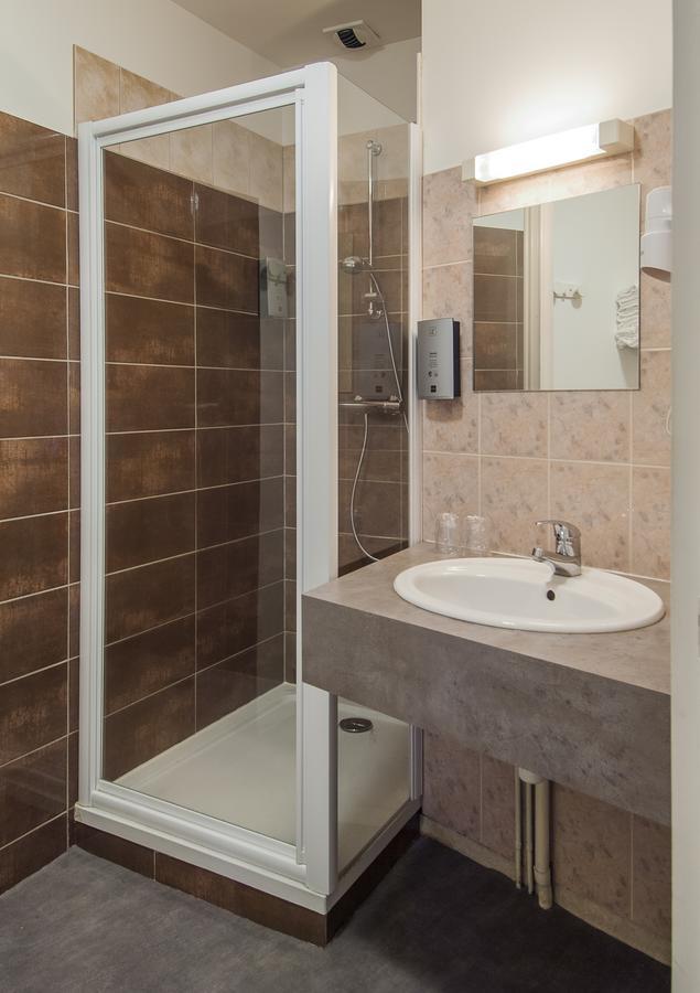 Logis Hotel Restaurant Cazes Arazat Laissac Bagian luar foto