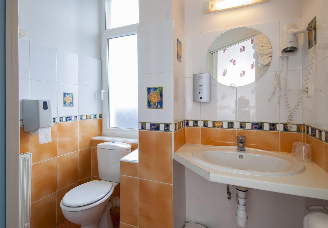 Logis Hotel Restaurant Cazes Arazat Laissac Bagian luar foto