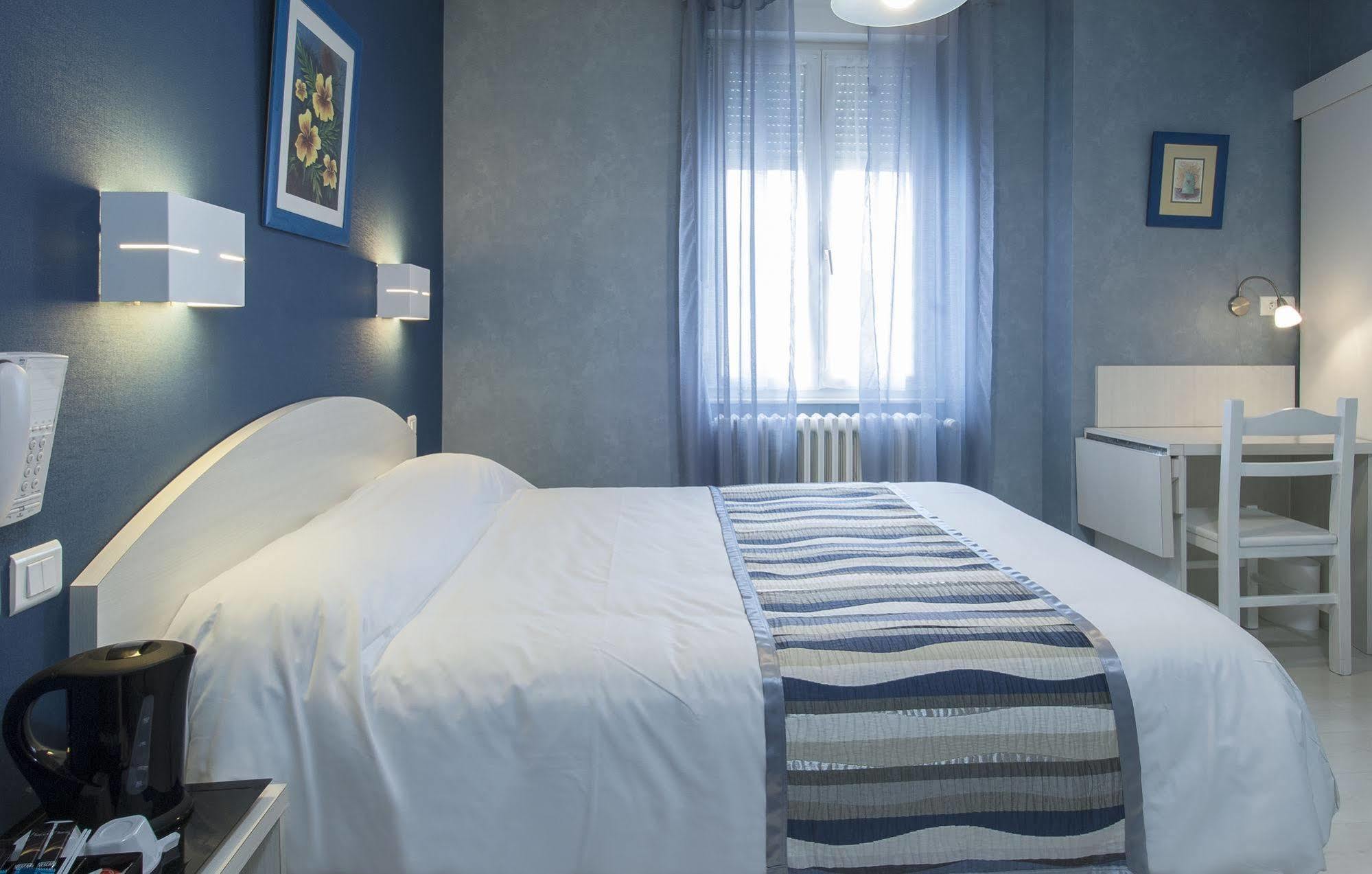 Logis Hotel Restaurant Cazes Arazat Laissac Bagian luar foto