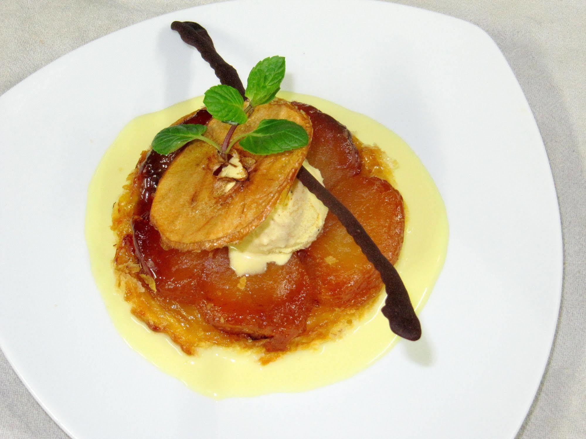 Logis Hotel Restaurant Cazes Arazat Laissac Bagian luar foto