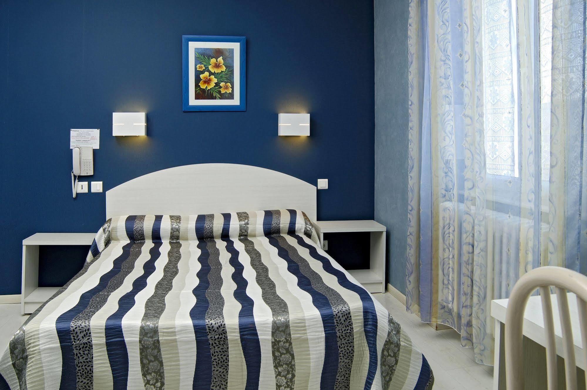 Logis Hotel Restaurant Cazes Arazat Laissac Bagian luar foto