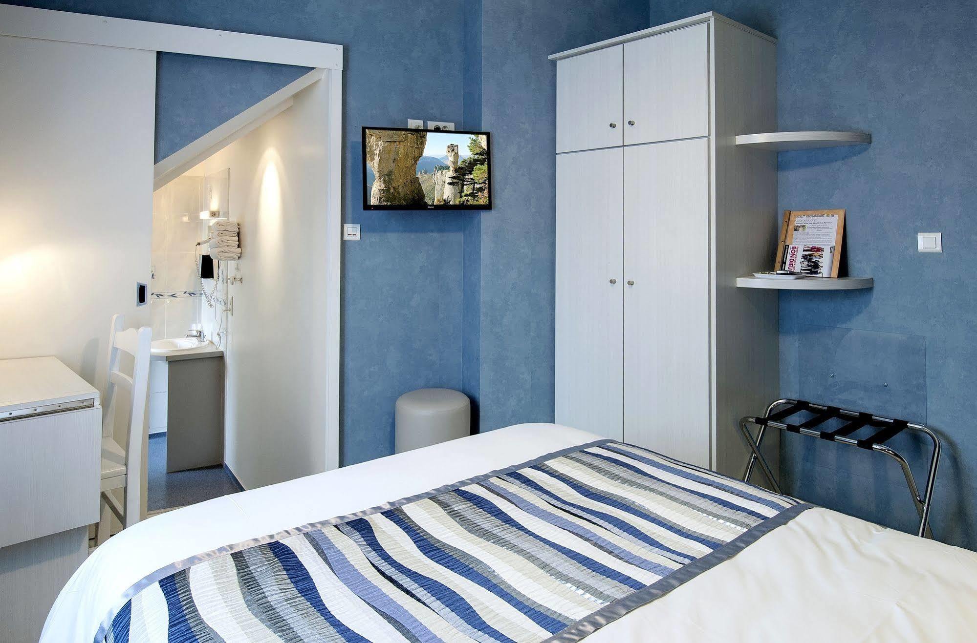 Logis Hotel Restaurant Cazes Arazat Laissac Bagian luar foto