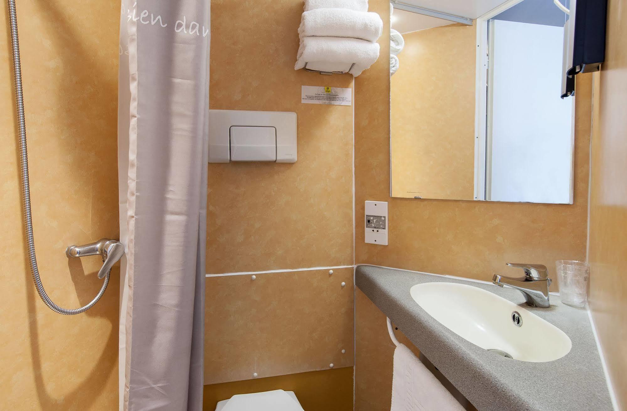 Logis Hotel Restaurant Cazes Arazat Laissac Bagian luar foto