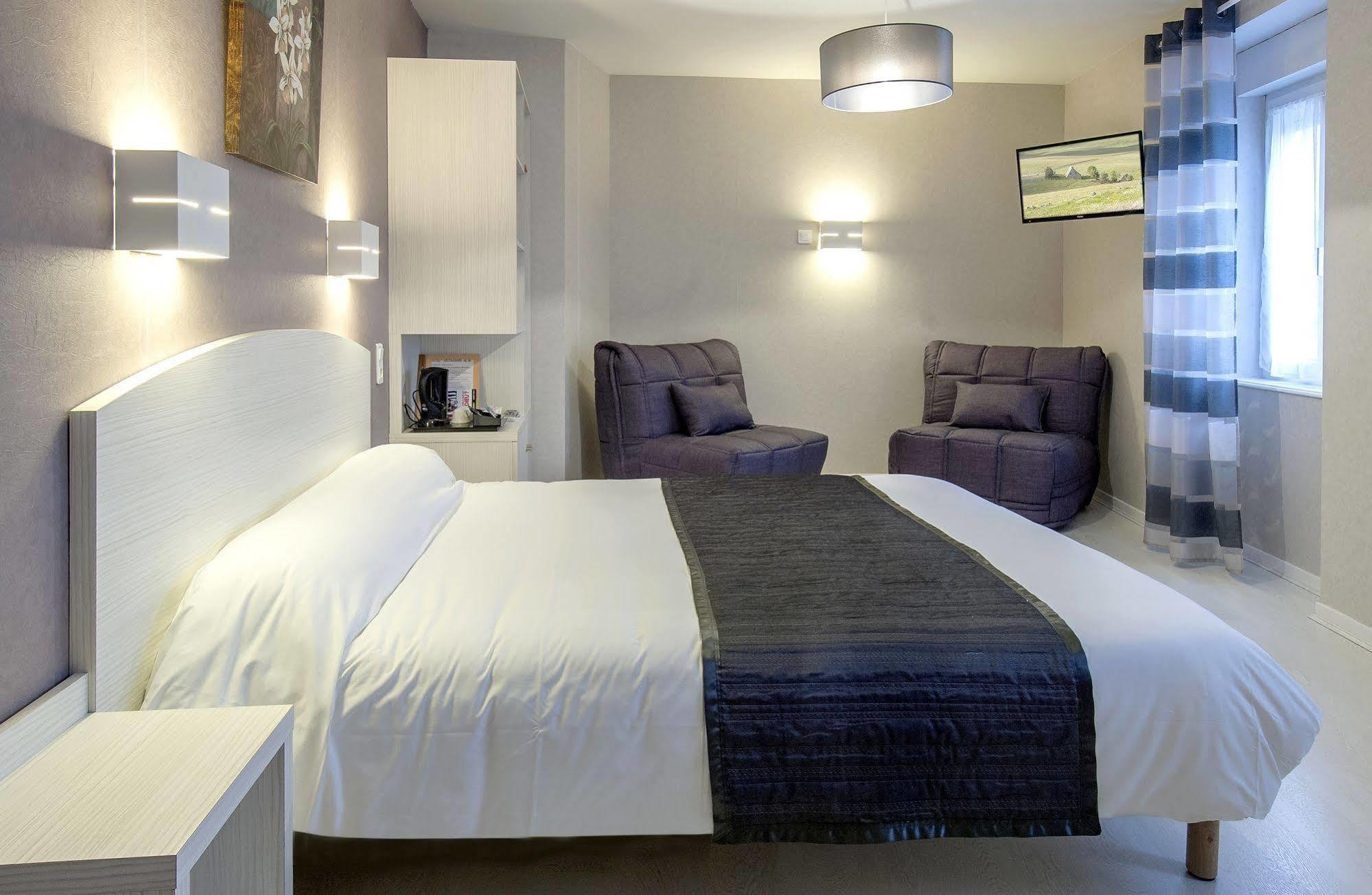 Logis Hotel Restaurant Cazes Arazat Laissac Bagian luar foto