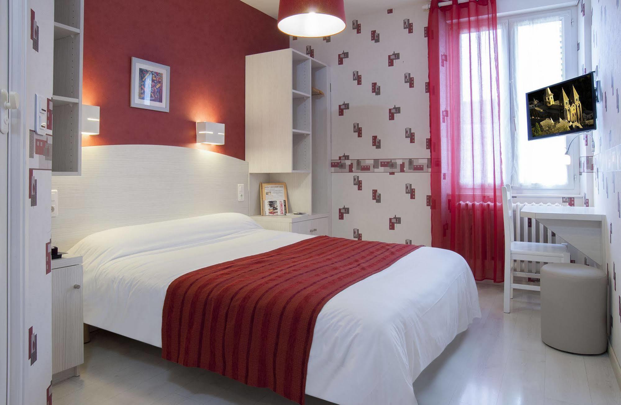 Logis Hotel Restaurant Cazes Arazat Laissac Bagian luar foto