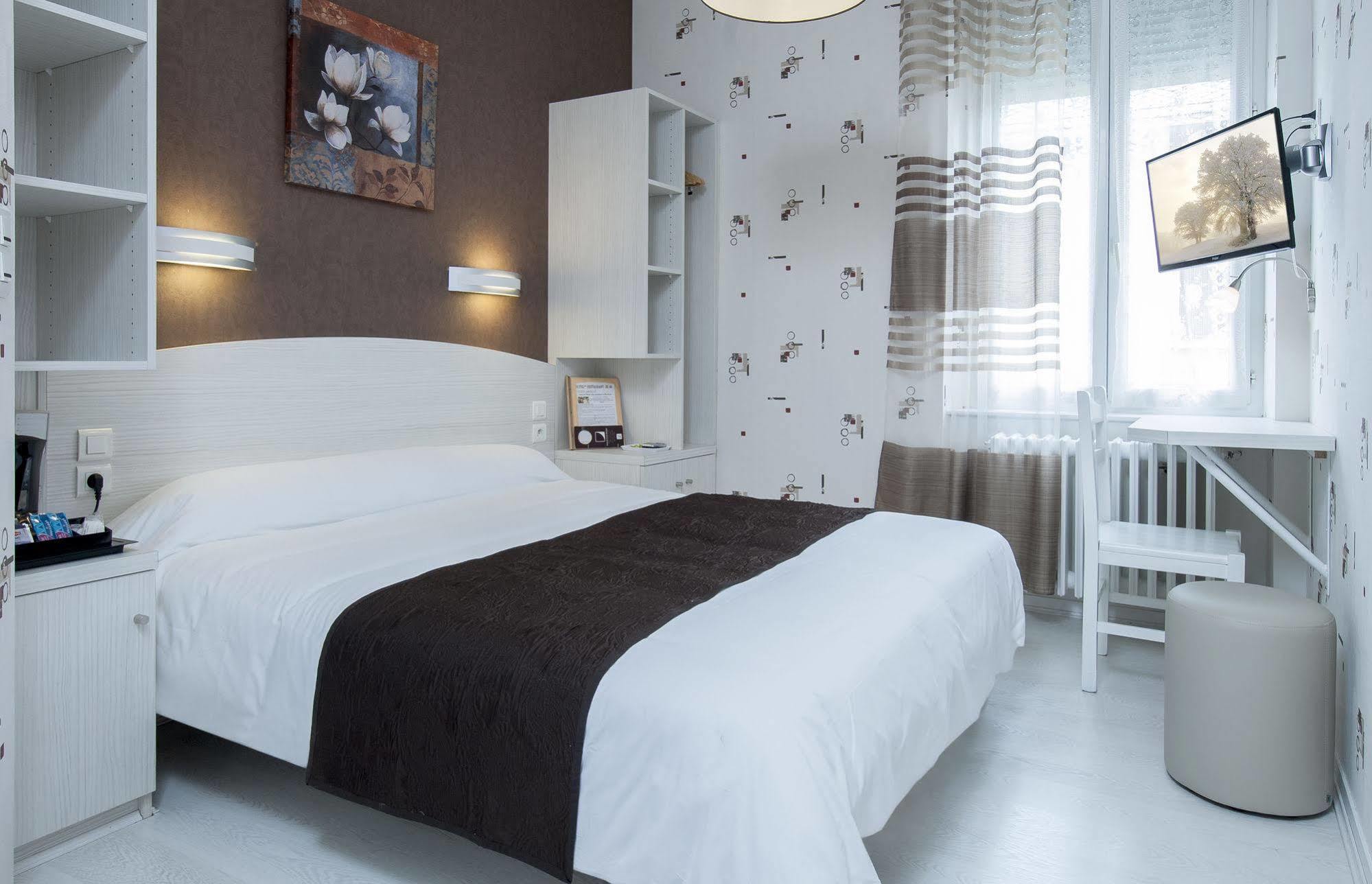 Logis Hotel Restaurant Cazes Arazat Laissac Bagian luar foto