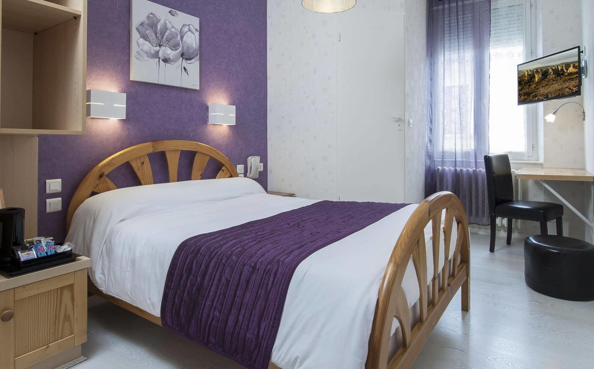 Logis Hotel Restaurant Cazes Arazat Laissac Bagian luar foto