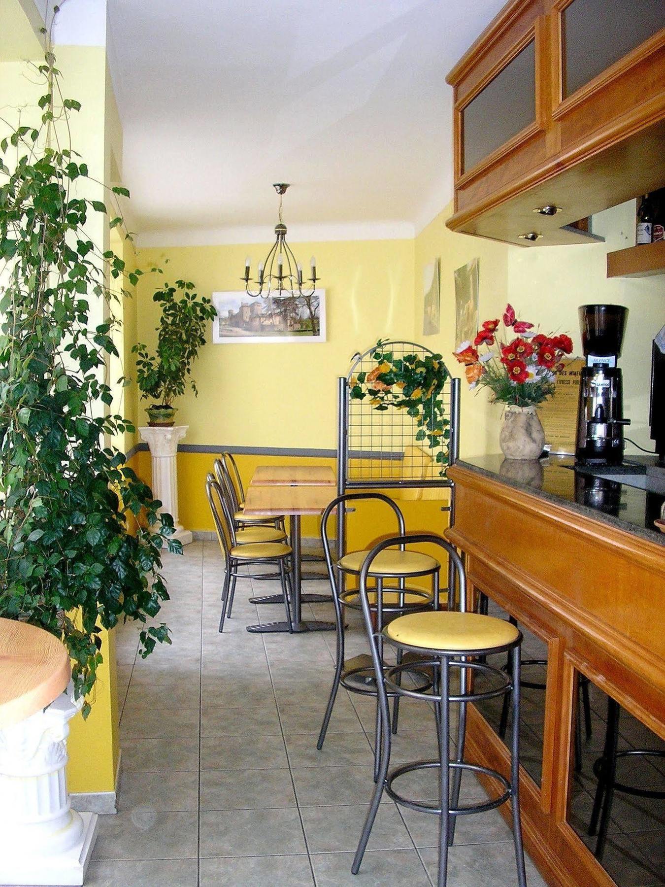 Logis Hotel Restaurant Cazes Arazat Laissac Bagian luar foto