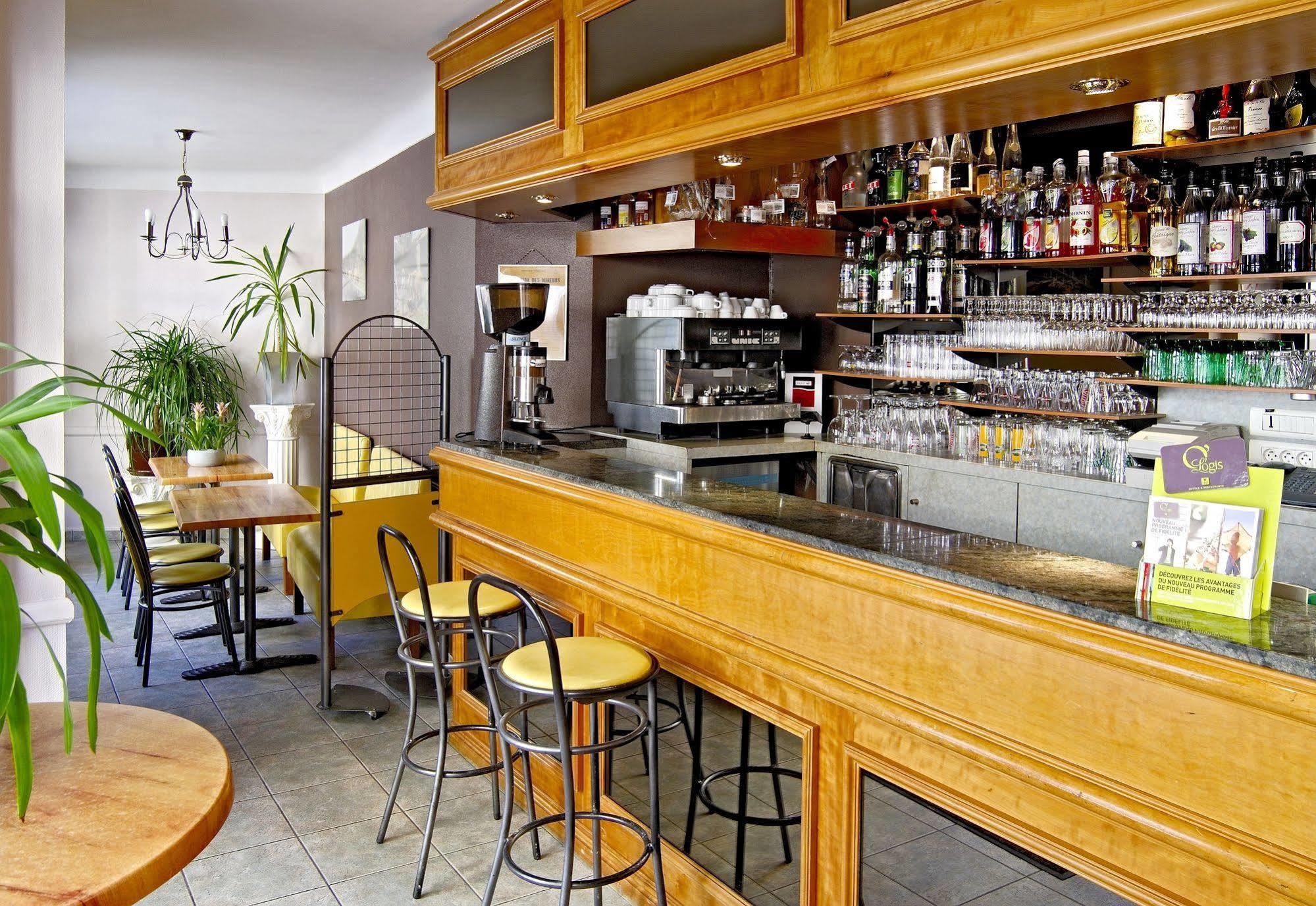Logis Hotel Restaurant Cazes Arazat Laissac Bagian luar foto