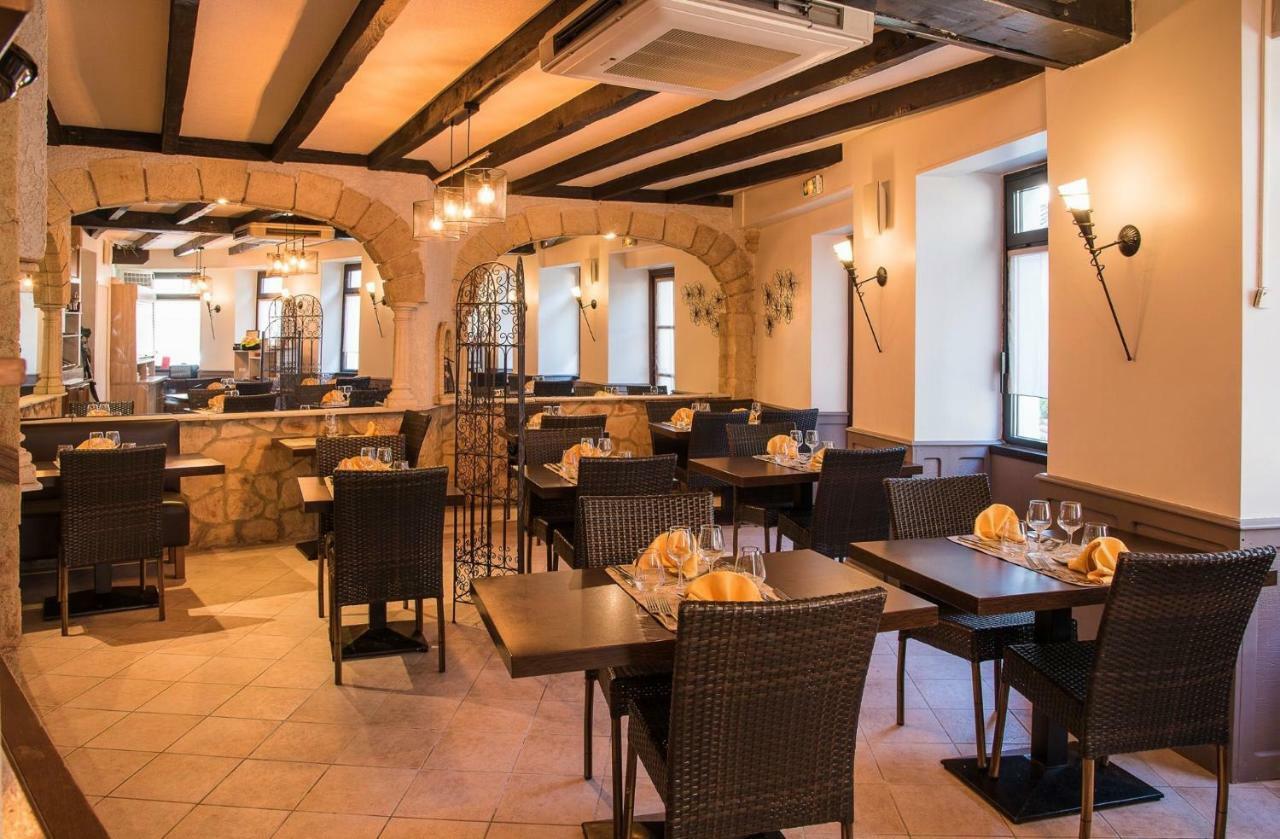 Logis Hotel Restaurant Cazes Arazat Laissac Bagian luar foto