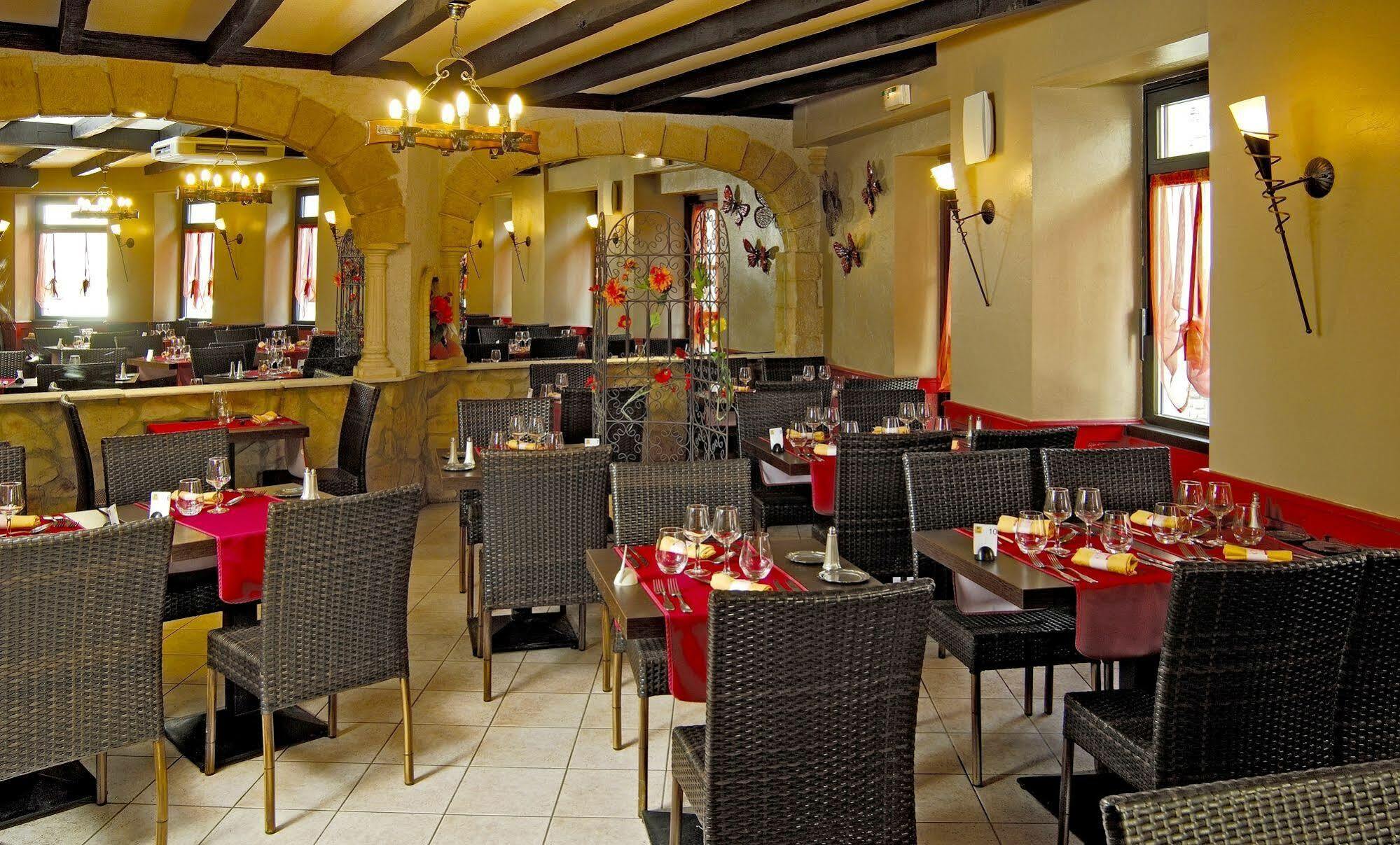 Logis Hotel Restaurant Cazes Arazat Laissac Bagian luar foto
